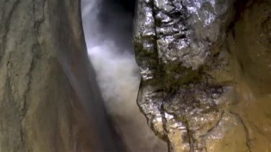 Güçlü dağ Trummelbach İsviçre Alplerinde buzullu şelale.