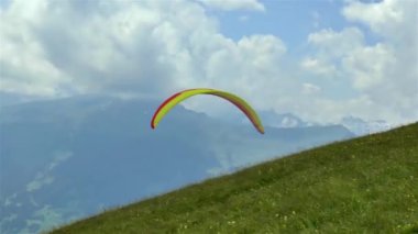 Paraglider ilk dağdan havalanıyor ve İsviçre 'deki Lauterbrunnen Vadisi' nin üzerinden uçuyor..