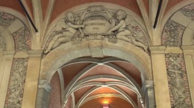 Old Town Lille, Fransa 'daki Vieille Bourse de Lille binasının mimari unsurları..