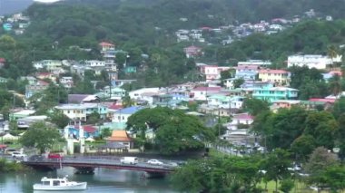 St. Lucia Karayipler adasındaki Castries 'deki evler ve yerel trafik.