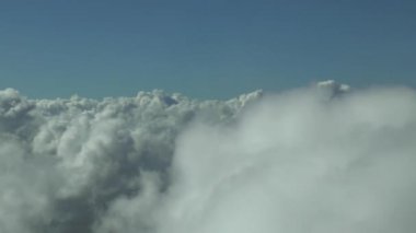 Bulutların üzerinde uçuyor. Gerçek yüksek irtifa görüntüleri, kokpit görüntüsü. 