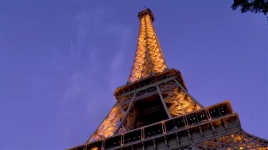 Düşük açı, alacakaranlıkta Eyfel Kulesi 'nin yakın görüntüsü, Paris, Fransa.