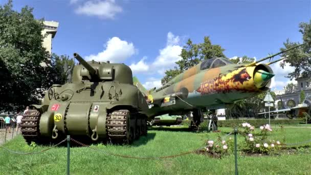 Παλιά Δεξαμενή Και Ρωσικό Μαχητικό Τζετ Εκτίθεται Στο Στρατιωτικό Μουσείο — Αρχείο Βίντεο