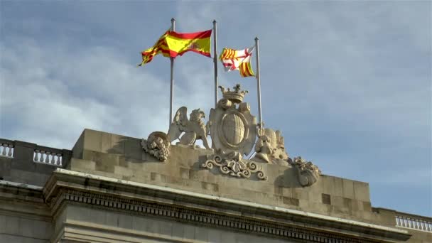 巴塞罗那市政厅的西班牙 加泰罗尼亚和巴塞罗那旗帜 — 图库视频影像