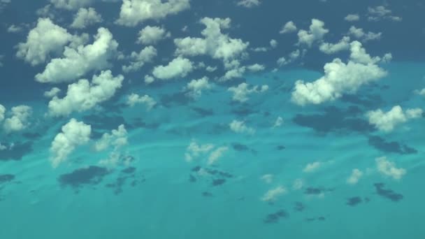 Хмари Над Глибокими Блакитними Океанічними Водами Багамських Островах Реальні Кадри — стокове відео