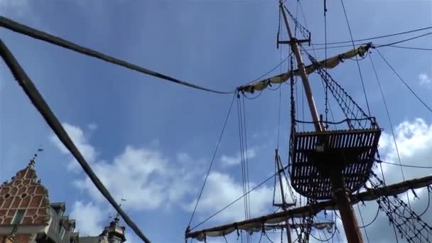 Detail Pirate Ship Mast Traditional Waterfront Buildings Gdansk Poland — Stock video