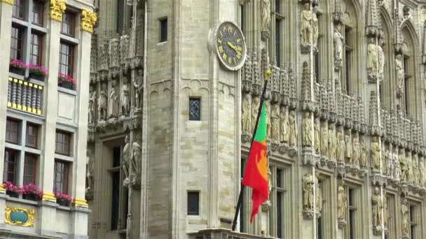 Прапор Брюсселя Будівлі Міської Ради Брюсселя Гранд Плейс Бельгія — стокове відео