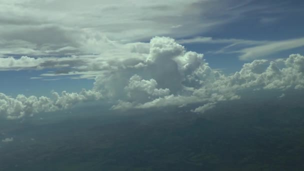 Einem Verkehrsflugzeug Durch Die Wolken Fliegen Tatsächliche Höhenaufnahmen — Stockvideo