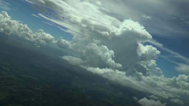 Voando Torno Das Nuvens Avião Comercial Imagens Reais Alta Altitude — Vídeo de Stock