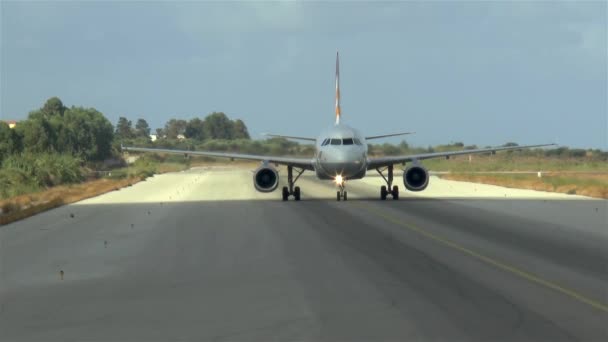 Commerciële Luchtvaartuigen Die Naar Het Asfalt Worden Belast Landing — Stockvideo