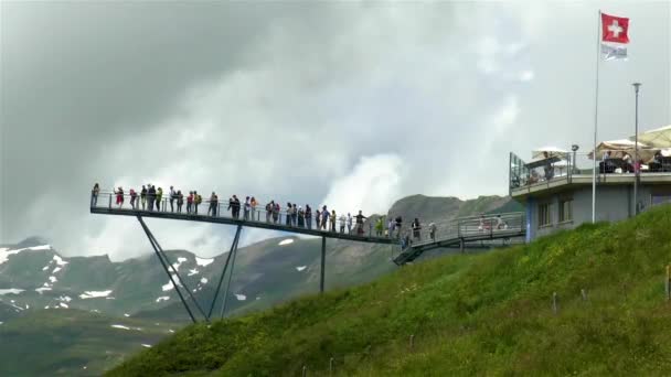 Turister Njuta Schweiziska Alperna Panoramautsikt Från Grindelwald Första Visning Gångväg — Stockvideo