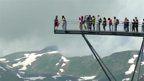 Toeristen Genieten Van Zwitserse Alpen Panoramisch Uitzicht Vanaf Het Grindelwald — Stockvideo