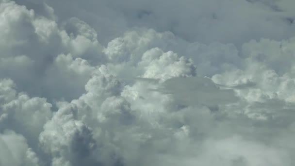 Mit Einem Verkehrsflugzeug Über Stürmische Wolken Fliegen Tatsächliche Höhenaufnahmen Kamera — Stockvideo