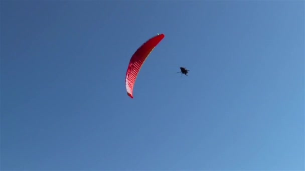 瑞士因特拉肯Harder Kulm观测台旁边的滑翔机 — 图库视频影像