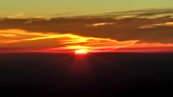 Πετώντας Πάνω Από Σύννεφα Χρώματα Ηλιοβασιλέματος Συλλαμβάνονται Από Ένα Αεροπλάνο — Αρχείο Βίντεο