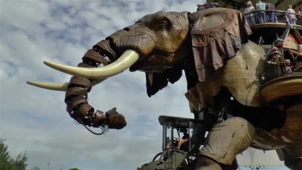 法国南特岛游乐园的机器上行走的机械大象的详细情况 — 图库视频影像