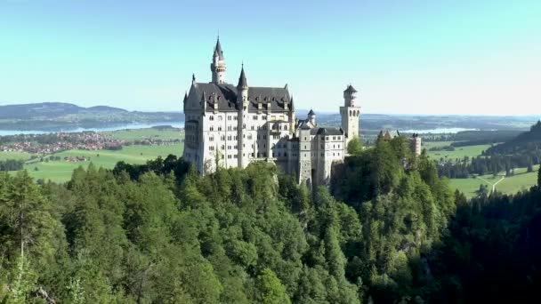 ドイツ バイエルン州ノイシュヴァンシュタイン城の印象的な眺め — ストック動画