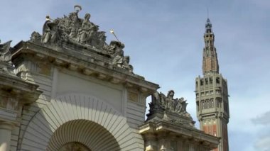 Porte de Paris 'in yakın görüntüsü, hastaların kapısı, ve Fransa, Lille, Nord-Pas-de-Calais' de çan kulesi.