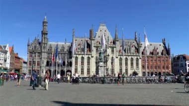 Brüksel 'in popüler Pazar Meydanı, Batı Flanders, Belçika' da turistler yürüyüş ve bisiklete biniyor.