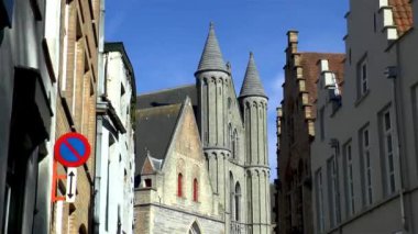 Lady Bruges Kilisesi ve Belçika Bruges 'deki geleneksel evler..