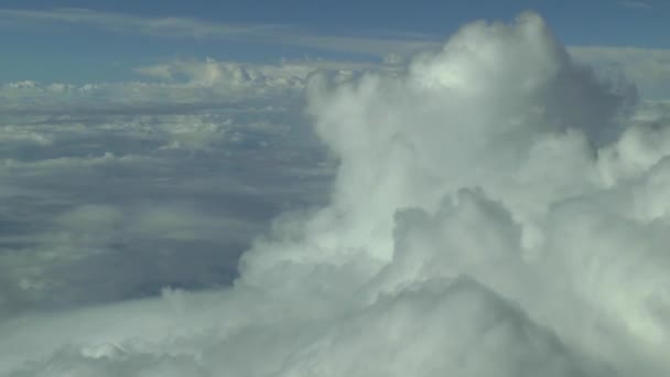 Einem Verkehrsflugzeug Über Und Die Wolken Fliegen Tatsächliche Höhenaufnahmen — Stockvideo