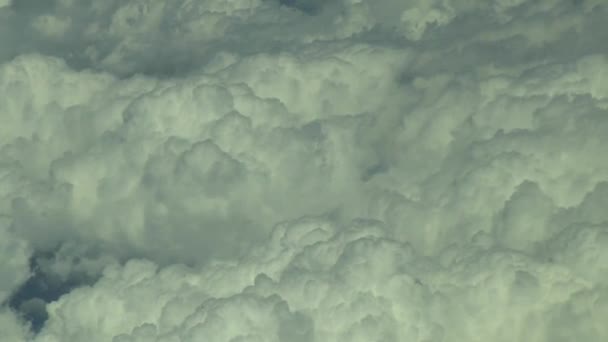 Repül Felhők Felett Valódi Repülő Nagy Magasságú Felvételek Pilótafülkéből Kilátás — Stock videók