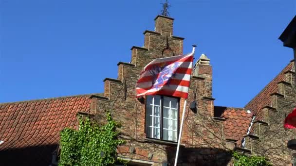 Bandeira Cidade Bruges Flandres Ocidental Bélgica Acenando Fachada Tradicional Casa — Vídeo de Stock