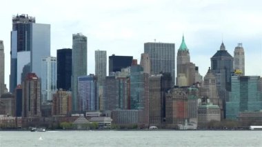 Manhattan, New York 'un Skyline manzarası, Özgürlük Adası' ndan görüldüğü gibi..