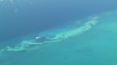 Bahamalar 'daki ıssız adaların hava görüntüleri. Gerçek yüksek irtifa görüntüsü.