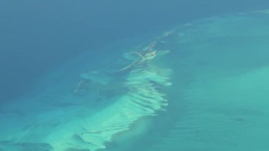 Bahamalar 'daki ıssız adaların hava görüntüleri. Gerçek yüksek irtifa görüntüsü.