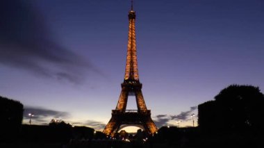 Eiffel Kulesi 'nin alacakaranlıktaki manzarası, Paris, Fransa.
