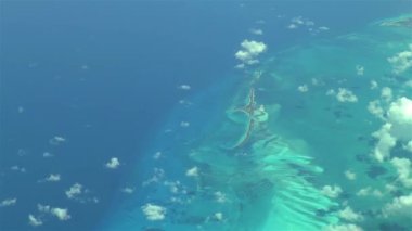 Bahamalar 'daki ıssız adaların hava görüntüleri. Gerçek yüksek irtifa görüntüsü.