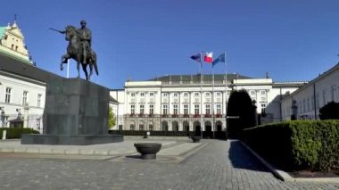 Zygmunt III 'ün heykeli Zygmunt' un sütununun tepesinde ve Polonya 'nın Varşova şehrinde St John' s Arch katedrali..