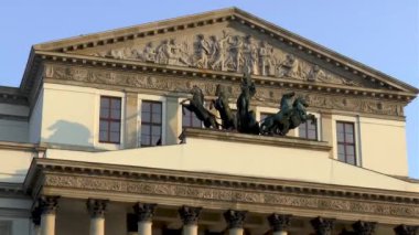 Zygmunt III 'ün heykeli Zygmunt' un sütununun tepesinde ve Polonya 'nın Varşova şehrinde St John' s Arch katedrali..