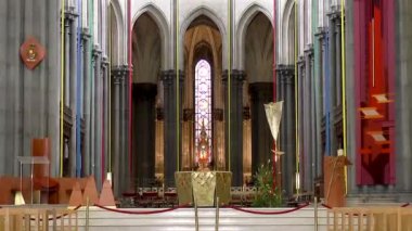 Lille, Fransa 'daki renkli Notre Dame de la Treille Katedrali' nin içinde..