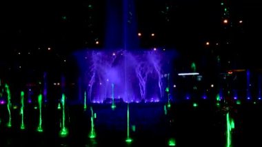 Multimedya çeşme parkı, gece lambası ve su fuarı.