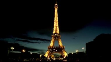 Paris, Fransa 'daki Eyfel Kulesi' nde çarpıcı bir ışık gösterisi. Kule üst yakın görüntüsü.