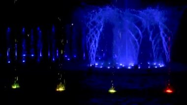 Multimedya çeşme parkı, gece lambası ve su fuarı.