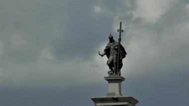 Polonya 'nın Varşova şehrinde Zygmunt' un sütununun tepesinde III. Zygmunt Heykeli.