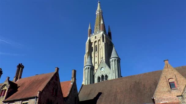 Působivý Kostel Panny Marie Bruggy Tradičních Domů Bruggách Belgie — Stock video