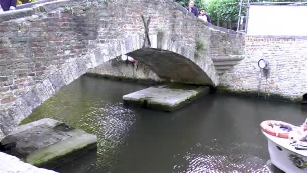 Toeristen Maken Een Boottocht Langs Grachten Brugge West Vlaanderen België — Stockvideo