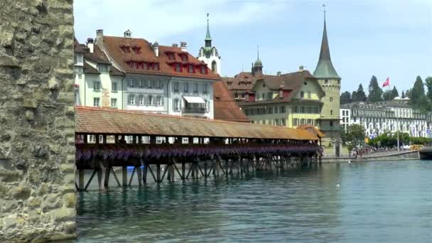 Мост Через Реку Ройс Люцерне Швейцария Башня Ратуши Заднем Плане — стоковое видео