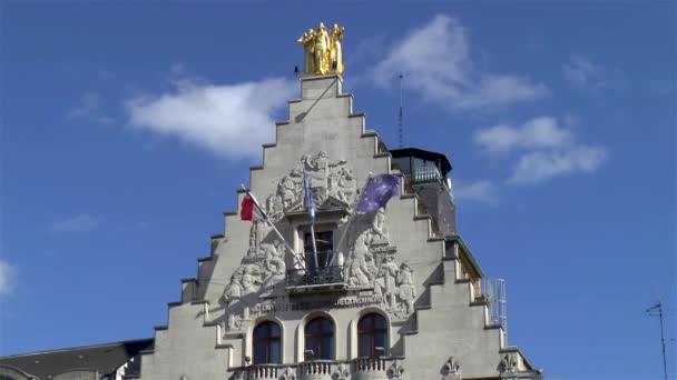 Traditioneel Gebouw Place Charles Gaulle Lille Frankrijk Wapperende Vlag Van — Stockvideo