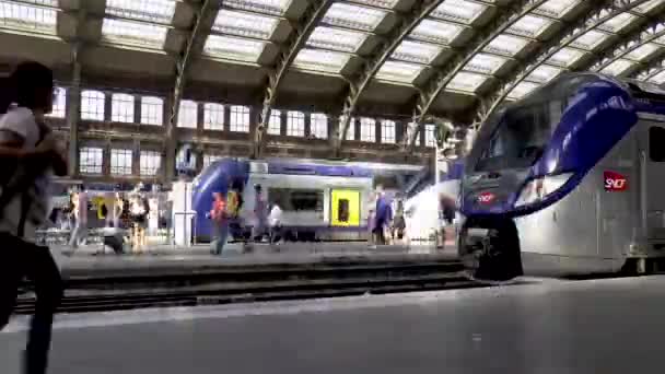 Hurtigt Kørende Pendlere Ved Gare Lille Flandres Hovedbanegården Lille Frankrig – Stock-video
