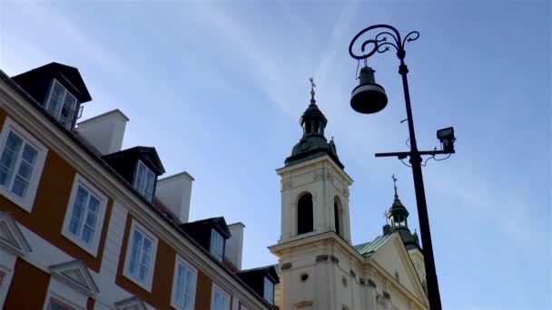 Igreja Torre Sino Lâmpada Rua Cidade Velha Varsóvia Polônia — Vídeo de Stock