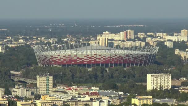 폴란드 바르샤바 교외에 폴란드 경기장과 건물들의 — 비디오