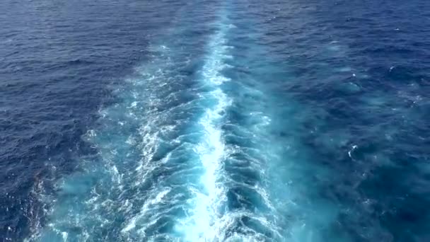 Crucero Senderos Mar Abierto Mientras Navega Aguas Tranquilas — Vídeo de stock