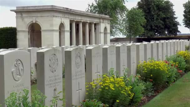 法国第一次世界大战纪念加拿大国家维米纪念馆的坟场 — 图库视频影像
