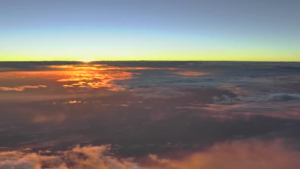 Voando Acima Das Nuvens Nuvens Coloridas Sol Alta Altitude Imagens — Vídeo de Stock