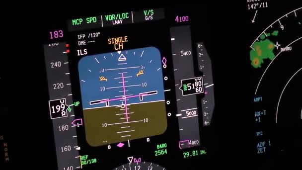 Zobrazení Letových Přístrojů Moderního Osobního Letadla Letícího Noci Skutečné Záběry — Stock video
